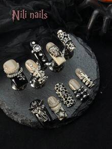 可爱的万圣节美甲套装，包含 10 片手工制作的亚克力按压式美甲片，中号方形美甲，米色和黑色法式美甲，手绘豹纹和不对称条纹，3D 鬼脸，玫瑰和星星美甲装饰，附赠凝胶贴纸和指甲锉。 - 米色 - 查看 7