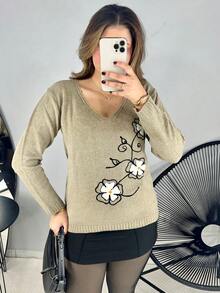 Blusa Feminina De Frio Manga Longa Tricot Mousse Decote em V Detalhes Flores Rosas Vermelhas Bordado - Champanhe - Visão 3