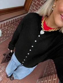 Vivid Style 女士卷边下摆圆领贝壳扭结纽扣长袖针织开衫，短款宽松舒适纯色毛衣，复古风格，适合圣诞节、新年等场合穿着。 - 黑色 - 查看 3