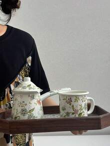 一套复古搪瓷单柄咖啡壶，配有鹰嘴壶嘴。用途广泛，可用于加热、盛放牛奶、冲泡咖啡、制作黄油、煮方便面或熬制酱料。这套欧式家用咖啡具是节日或生日的理想礼物。