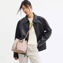 Coach Túi xách nữ Rowan 22 bằng da mềm, kiểu dáng xô, túi đeo chéo, túi đeo vai, ví cầm tay thanh lịch, túi xách có ngăn đựng tiền lẻ. - Vàng cát với màu nâu nhạt - Xem 3