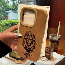 Funda premium de piel sintética mate con un llamativo diseño de león. Resistente a golpes y caídas. Compatible con varios modelos, incluyendo las series 16, 15, 14 y 13. - Marrón - Ver 2