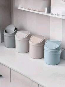 1 pezzo Mini cestino della spazzatura, piccolo cestino della spazzatura con coperchio, cestino della spazzatura da scrivania, cestino della spazzatura in plastica da scrivania, design a coperchio oscillante per prevenire la perdita di odori, utilizzato per conservare bucce di frutta e ritagli di carta sulla scrivania per mantenere l'ordine, per bagno, scrivania dell'ufficio domestico, tavolino da caffè, ufficio, soggiorno, studio, ritorno a scuola, decorazione per la casa, immagazzinaggio per feste e Natale