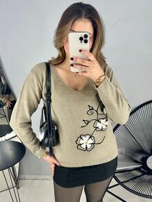 Blusa Feminina De Frio Manga Longa Tricot Mousse Decote em V Detalhes Flores Rosas Vermelhas Bordado - Champanhe - Visão 4