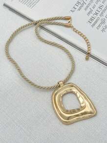 1 Piece Matte Gold Color Asymmetrical Hollow Square Shape Pendant Chunky Rope Necklace Suitable For Women's Daily Wear
