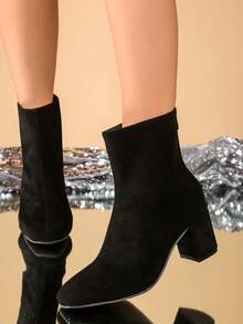 女士踝靴，黑色绒面质感高品质踝靴，后拉链粗跟时尚稳固便捷，适合各种个人风格，易于搭配日常通勤和办公室穿着，时尚踝靴 - 黑色 - 查看 2