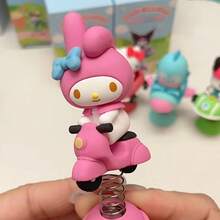 三丽鸥车辆摇摆摆件——官方授权的动态桌面玩具，融合了可爱造型和现代交通元素。迷人的摇摆动作为您的工作空间或展示架增添乐趣。 - 粉色 - 查看 5