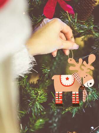 1 PIEZA Reno de madera navideño, colgante del árbol de Navidad, con un diseño encantador y colorido con múltiples opciones de color, adecuado para la decoración navideña, la decoración del árbol de Navidad, la decoración de fiestas, regalos navideños, la decoración de la sala de estar, el dormitorio y la habitación. Es la mejor opción para regalar.