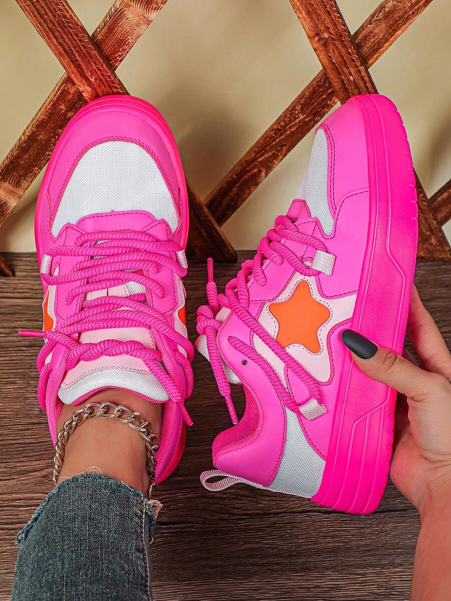 Giày trượt ván thời trang nữ với họa tiết chắp vá màu trắng, hồng và nhiều màu, trang trí bằng những ngôi sao màu cam, thiết kế buộc dây, thoải mái khi đi làm, mặc hàng ngày, đi nghỉ và chơi thể thao