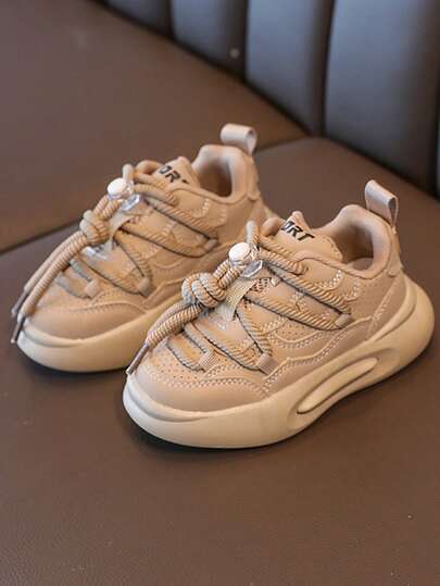 زوج من الأحذية الرياضية ذات الألوان موحد اللون والرباط للأولاد والبنات، قاعدة ناعمة مانعة للانزلاق، مريحة لجميع الفصول