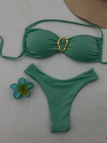 An Elegant Bikini Set. The Top Is Strapless With Ruffles On The Sides And A Gold Metallic Detail In The Center, Creating A Chic And Elegant Look. The Bottom Is A High-Cut Bikini, Giving The Look A Beachy Vibe. - 薄荷綠 - 查看 2