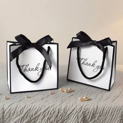 10个简约黑白对比奢华“谢谢”主题礼品袋，创意黑白感恩手提袋，配黑色缎带蝴蝶结和绳索提手设计，适用于蜡烛礼盒、手工皂、迷你首饰、糖果和其他小礼物，可用作婚礼回礼、生日派对礼物、商务礼品、圣诞派对礼物、日常礼物等。