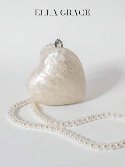 精致象牙色心形珍珠包形晚宴手提包，饰以大理石纹路、波纹水波纹，质感如宝石般细腻，配有金属链条，方便携带。是宴会、派对、婚礼、情人节、年终派对和庆祝宴会的理想之选。是特殊场合的贴心礼物，也是馈赠佳品。