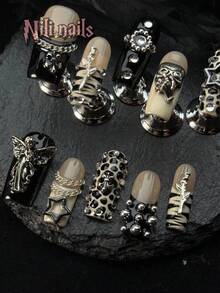可爱的万圣节美甲套装，包含 10 片手工制作的亚克力按压式美甲片，中号方形美甲，米色和黑色法式美甲，手绘豹纹和不对称条纹，3D 鬼脸，玫瑰和星星美甲装饰，附赠凝胶贴纸和指甲锉。 - 米色 - 查看 5