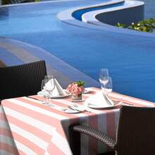 1 包粉色白色条纹桌布，54 x 108 英寸防水一次性塑料桌布，长方形桌布，适合生日圣诞狂欢节马戏团主题派对 - 粉紅白條紋 - 查看 3