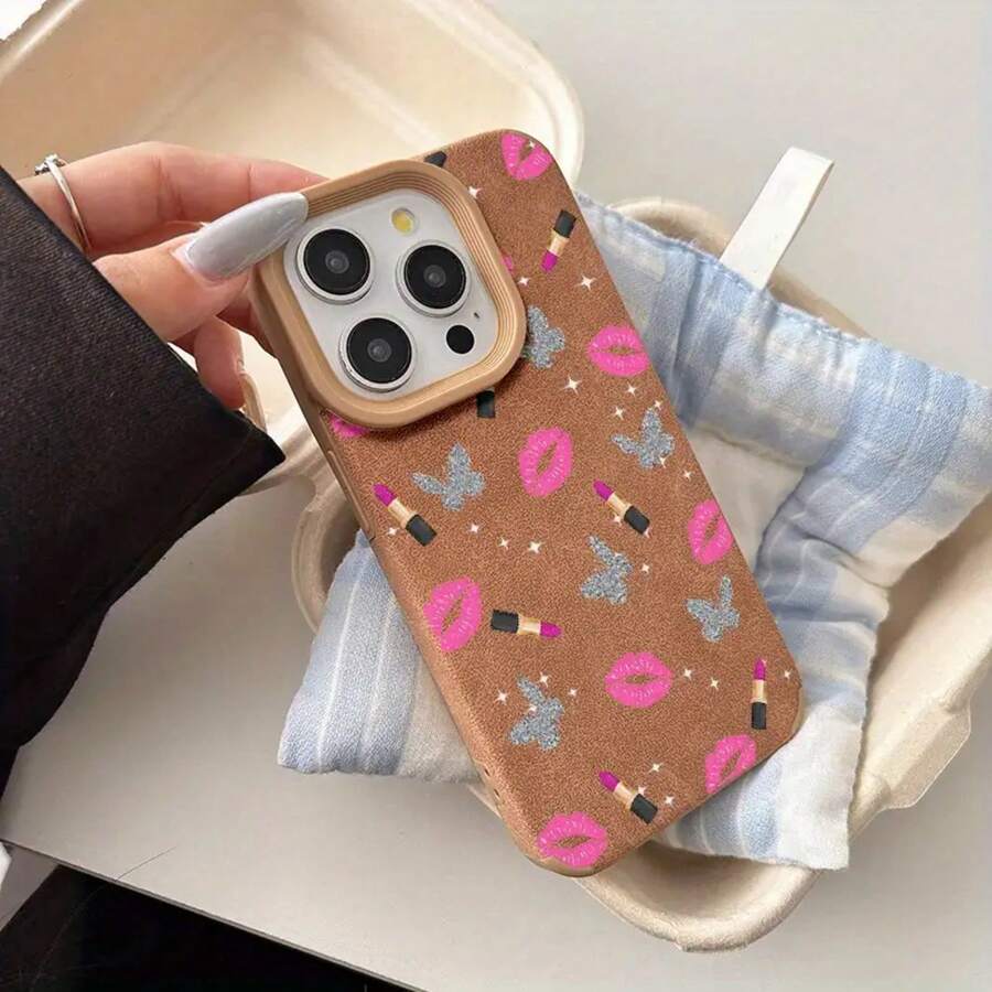 Funda con diseño de lápiz labial. Funda de alta calidad, resistente a golpes y caídas. Fabricada en TPU con textura de piel de oveja. Compatible con los modelos 15 Pro, 16 Pro, 14 Plus, 13 Pro, 12, 11 Pro, XS, X y XR. Un toque de estilo moderno para tu móvil. SHJC2282 - Caqui - Ver 1