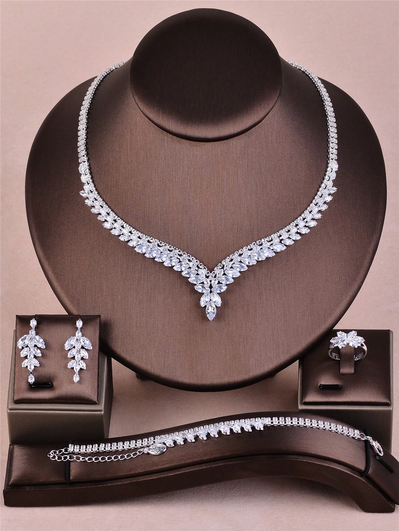 طقم قلادة على شكل حرف V مرصعة بالزركونيا للنساء، م...