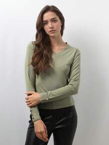 Blusa de manga larga con cuello en V y puños con botones. Casual, cómoda y con estilo. Botones decorativos en los puños. - palta - Ver 3