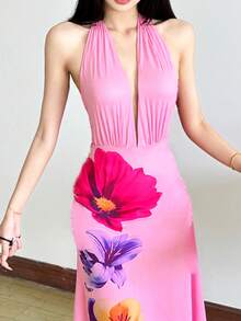 Vestido mini ajustado con estampado floral, escote halter y espalda descubierta