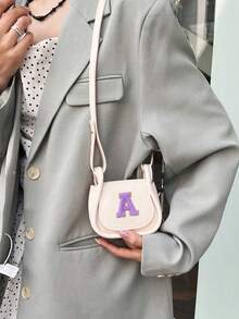 迷你休闲百搭简约纯色DIY PU材质斜跨单肩包，印有26个A-Z字母。您可以把它想象成一个口红零钱包，可以单肩背或斜挎。适合外出上学、旅行购物时使用。圣诞节、感恩节、周五的礼物。最佳礼物。 - 米色+紫色字母 - 查看 3