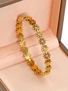 18K镀金不锈钢菊花花卉装饰手链，适合女性日常佩戴，欧美流行小雏菊、四叶草和蜂巢设计，镶嵌方晶锆石和水钻，大方个性奢华高端珠宝，婚礼腕间叠戴首饰套装，女生、女士、母亲、亲戚、朋友，美丽的婚礼、生日、母亲节、女友情人节礼物 - 彩色 - 查看 2