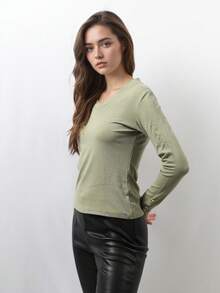 Blusa de manga larga con cuello en V y puños con botones. Casual, cómoda y con estilo. Botones decorativos en los puños. - palta - Ver 5