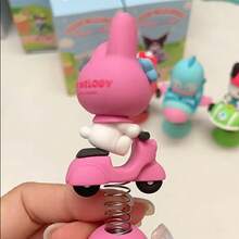 三丽鸥车辆摇摆摆件——官方授权的动态桌面玩具，融合了可爱造型和现代交通元素。迷人的摇摆动作为您的工作空间或展示架增添乐趣。 - 粉色 - 查看 6