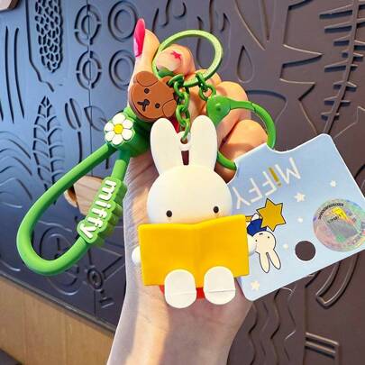 米菲月光派对钥匙扣——官方授权配饰，饰有梦幻星空图案。精致的夜空美感，完美提升包袋或钥匙的档次。