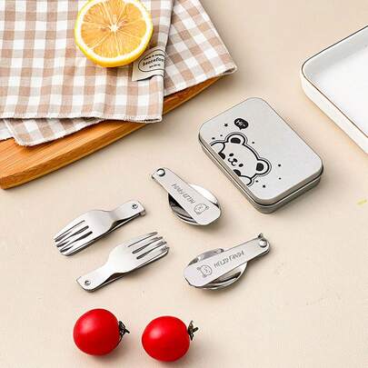 一套便携式可折叠餐具，304不锈钢折叠叉勺，配铁质餐具盒，可爱卡通图案，可重复使用，可用洗碗机清洗，适合学生和成人在学校、办公室、户外露营、野餐、旅行中使用。