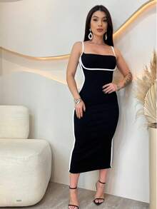 Women's Fitted Dress With White Details. Midi Length, Fitted To The Body, With A Small Slit At The Back Hem. Thin White Straps And White Piping Accentuate The Bust And Side Seams. Elegant And Modern. - 黑與白 - 查看 1