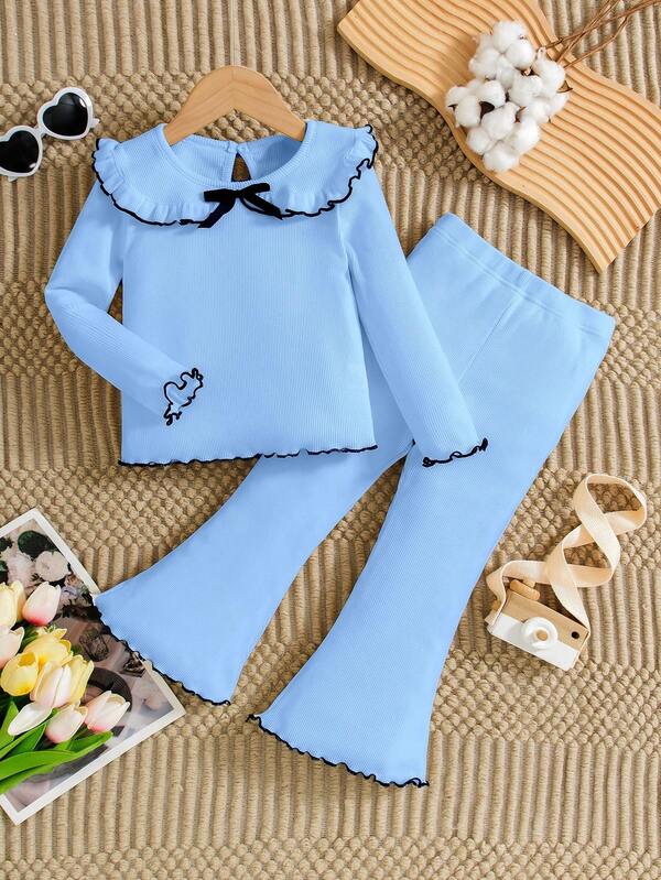 Conjunto casual elegante de blusa de manga comprida e calça boca de sino em tricô branco para meninas. Design branco refinado e minimalista com detalhe de laço, corte flare, confortável, clean e elegante. Adequado para uso diário e passeios, primavera/outono.