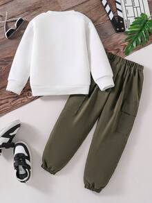 小男孩熊印花圆领长袖上衣和纯色长裤套装