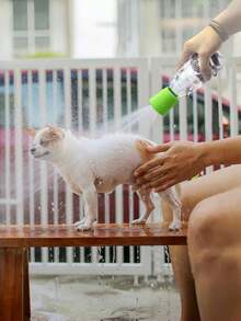 1 件便携式宠物清洁淋浴喷头，适合户外使用，硅胶宠物淋浴喷头，高防水等级，宠物清洁用品。可用于沐浴，但请勿将其浸泡在浴缸中，以免喷嘴堵塞。也适用于户外为狗狗降温；只需将其连接到矿泉水瓶上即可方便取用。