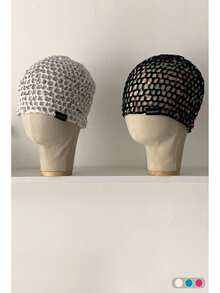 1 件带亮片字母的黑色标签。手工钩编镂空亮片便帽，时尚复古百搭轻便透气针织帽，适合春夏季节 - 針織帽 - 查看 9
