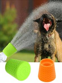 1 件便携式宠物清洁淋浴喷头，适合户外使用，硅胶宠物淋浴喷头，高防水等级，宠物清洁用品。可用于沐浴，但请勿将其浸泡在浴缸中，以免喷嘴堵塞。也适用于户外为狗狗降温；只需将其连接到矿泉水瓶上即可方便取用。