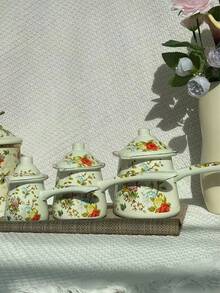 一套复古搪瓷单柄咖啡壶，配有鹰嘴壶嘴。用途广泛，可用于加热、盛放牛奶、冲泡咖啡、制作黄油、煮方便面或熬制酱料。这套欧式家用咖啡具是节日或生日的理想礼物。