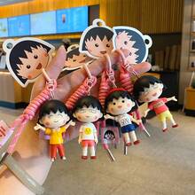 Colecția de brelocuri Chibi Maruko-Chan Relaxing Days - Brelocuri drăguțe și casual cu Maruko-Chan și colegele ei de clasă în ținute fermecătoare de zi cu zi! Perfecte pentru decorarea ghiozdanelor, penarelor, etichetelor de bagaje și accesoriilor personale. O modalitate încântătoare de a-ți purta personajul anime preferat peste tot!