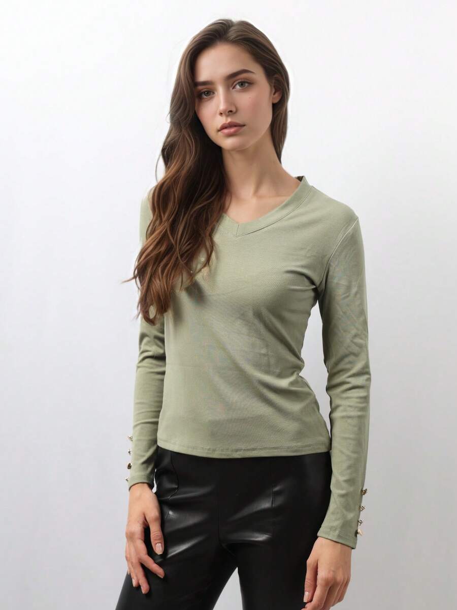 Blusa de manga larga con cuello en V y puños con botones. Casual, cómoda y con estilo. Botones decorativos en los puños. - palta - Ver 1