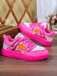 Giày trượt ván thời trang nữ với họa tiết chắp vá màu trắng, hồng và nhiều màu, trang trí bằng những ngôi sao màu cam, thiết kế buộc dây, thoải mái khi đi làm, mặc hàng ngày, đi nghỉ và chơi thể thao - Nền đỏ hoa hồng trắng - Xem 5