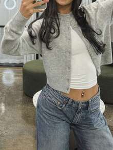 Suéter de punto de manga larga con cuello redondo de color sólido simple para mujer, estilo corto, suelto y cómodo, adecuado para primavera y otoño, estilo universitario elegante y de moda. - Gris - Ver 1