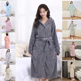 一件男女通用浴袍，家居服，睡衣，休闲居家服，适合沐浴、放松、水疗、美容院、自用或送礼。