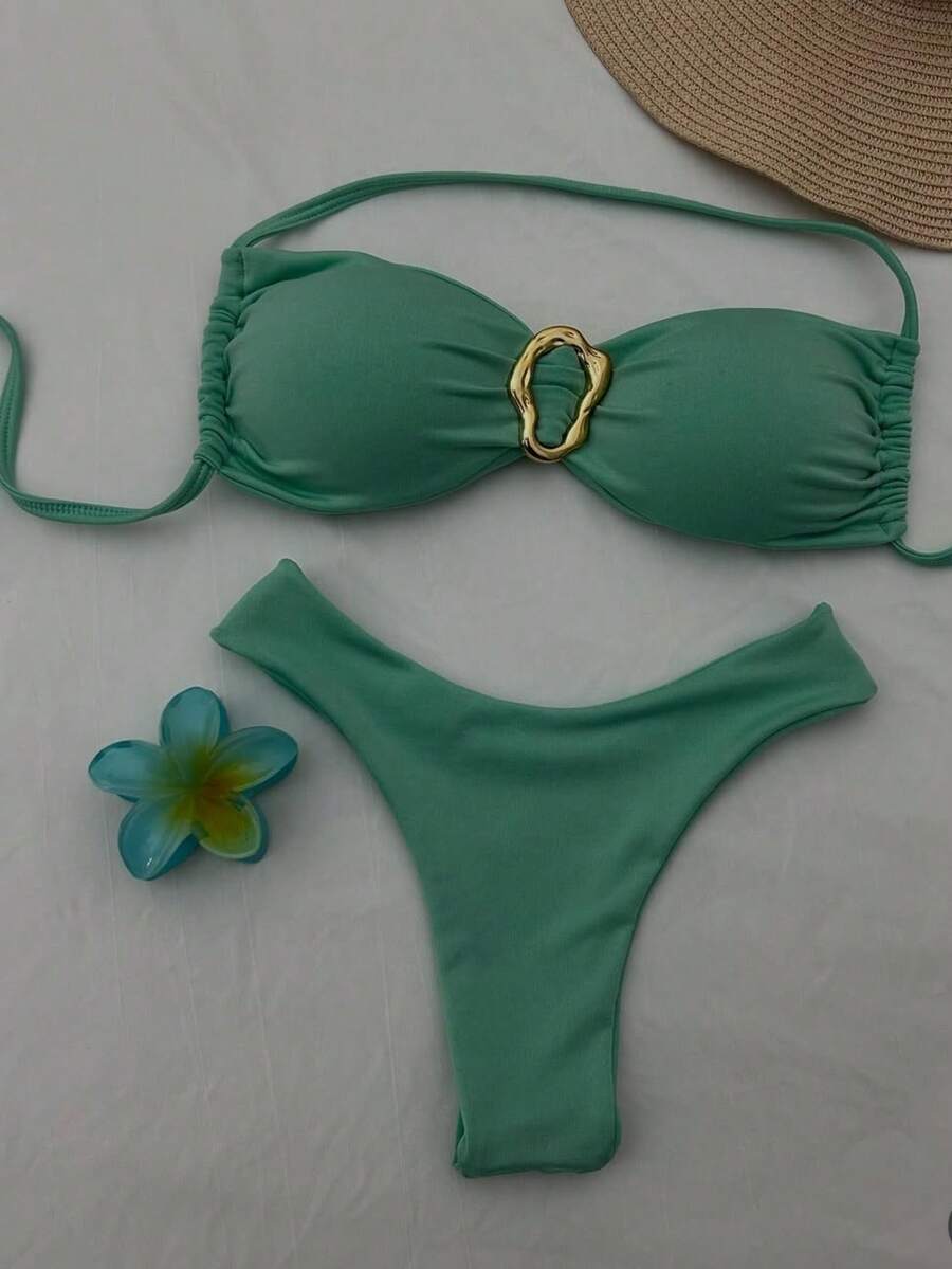 An Elegant Bikini Set. The Top Is Strapless With Ruffles On The Sides And A Gold Metallic Detail In The Center, Creating A Chic And Elegant Look. The Bottom Is A High-Cut Bikini, Giving The Look A Beachy Vibe. - 薄荷綠 - 查看 1