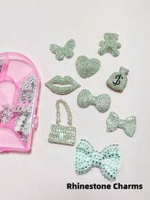 43 piezas/caja Paquete de encantos con tema Y2K plateado, bolso con monedas con strass, bolso con cadena con forma de corazón y mariposa, encantos de lujo brillantes con símbolo del dinero, estrella de cinco puntas, accesorios decorativos 3D para manualidades, clips para el cabello, al por mayor