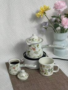 一套复古搪瓷单柄咖啡壶，配有鹰嘴壶嘴。用途广泛，可用于加热、盛放牛奶、冲泡咖啡、制作黄油、煮方便面或熬制酱料。这套欧式家用咖啡具是节日或生日的理想礼物。