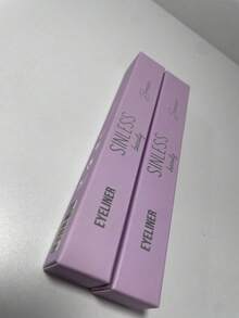 Delineador de ojos café en plumón, punta precisa, color café intenso, fórmula resistente y de larga duración, aplicación suave, ideal para líneas definidas y naturales.