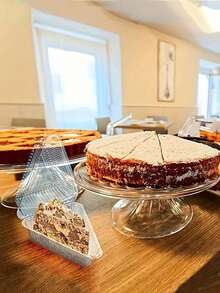 Kuchenscheiben Plastikbehälter, Kuchenträger, rechteckige Kuchenbehälter mit Deckel, transparente individuelle Kuchenboxen, Lebensmittelbehälter, To-Go-Boxen für Desserts, Kuchen, Kekse, Pasta, Sandwiches, für Partys, Geburtstagsdekoration, Küchenorganisatoren und -aufbewahrung, Küchenartikel, Feste, Partys, für Halloween oder Weihnachtspartys, für Käsekuchen, Torte Dessert Dreieckdesign, einfach zu lagern und auszustellen für Zuhause, Bäckerei und Café