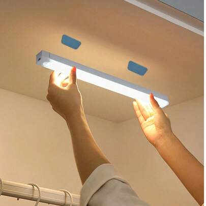 1个带感应器的衣柜灯 - 自动感应夜灯，自动开启LED灯带，磁吸式设计，电池供电，USB充电，适用于衣柜、橱柜、衣橱、楼梯、走廊、卧室、书房、台面、橱柜下照明、台灯、厨房灯、厨房、厨房配件、家居装饰