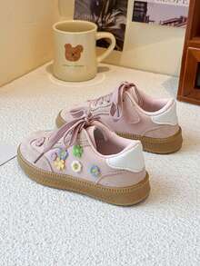 زوج من أحذية الأطفال الرياضية المزينة بالزهور، أحذية كاجوال ربيعية/خريفية جديدة للأطفال الصغار والكبار ذات قاع ناعم