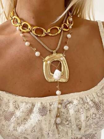 1 Piece Matte Gold Color Asymmetrical Hollow Square Shape Pendant Chunky Rope Necklace Suitable For Women's Daily Wear