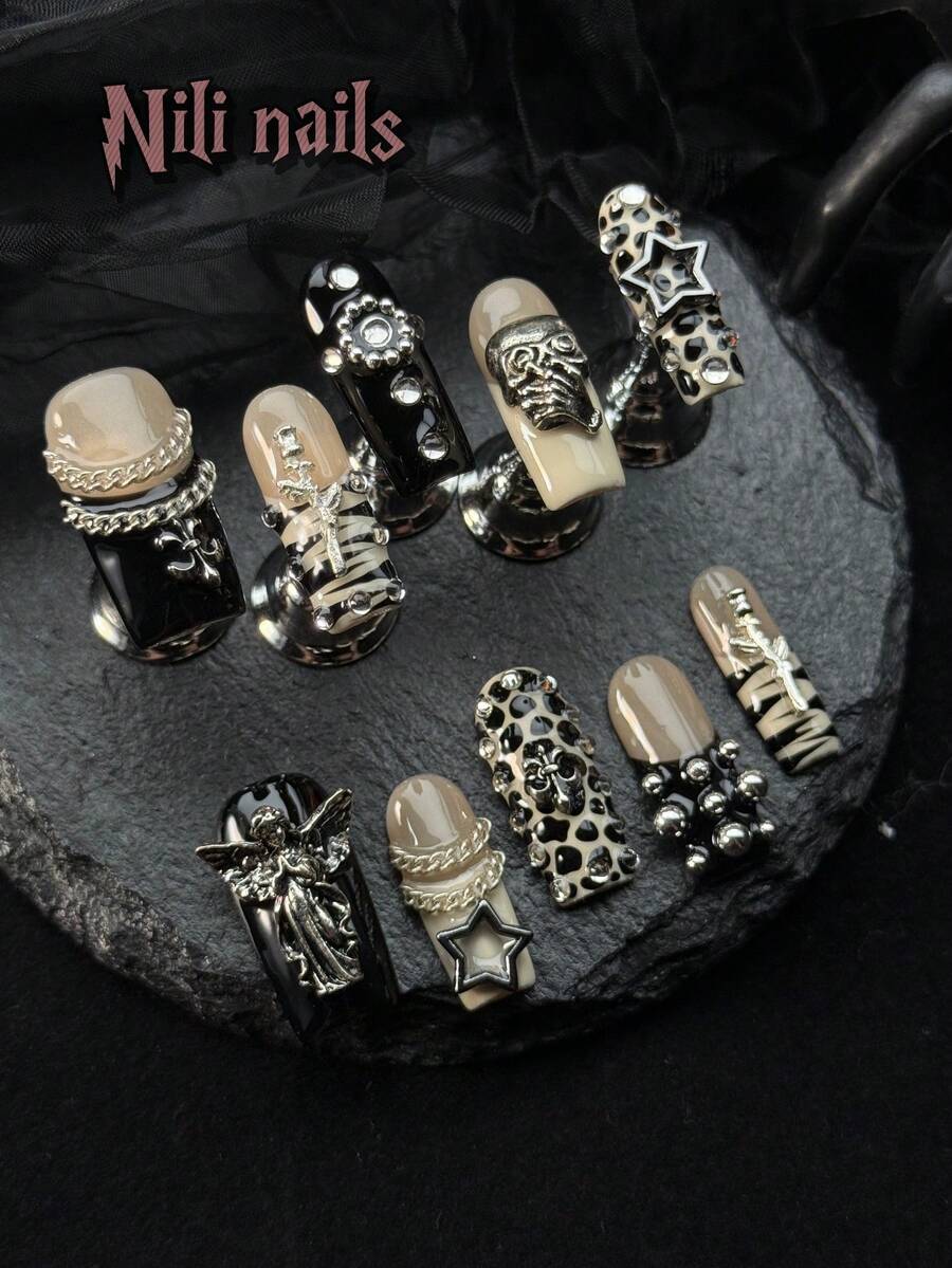 可爱的万圣节美甲套装，包含 10 片手工制作的亚克力按压式美甲片，中号方形美甲，米色和黑色法式美甲，手绘豹纹和不对称条纹，3D 鬼脸，玫瑰和星星美甲装饰，附赠凝胶贴纸和指甲锉。